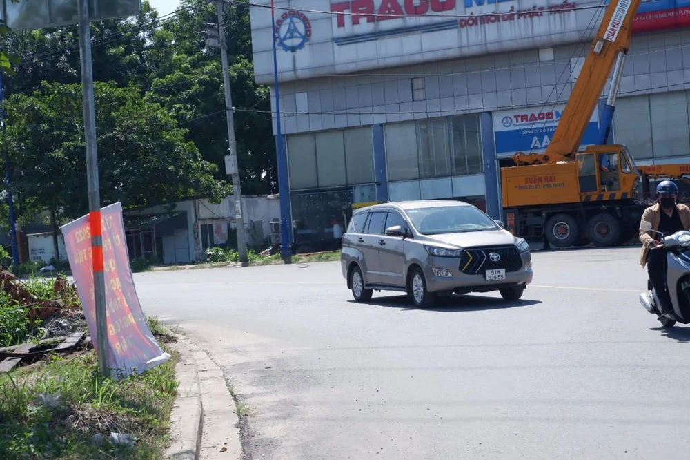 Ô tô từ khu dân cư di chuyển về phía BOT Xa lộ Hà Nội. Ảnh: ĐT.