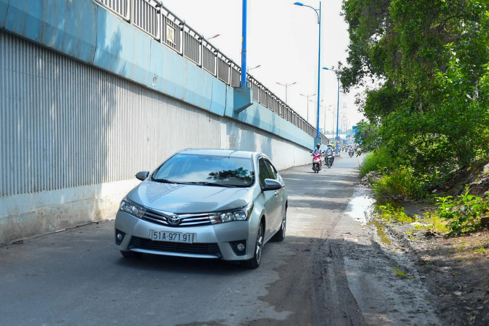 Những chiếc ô tô đi ngược chiều. Ảnh: HỮU HƯỚNG.