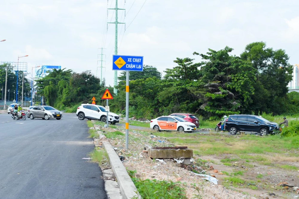 Nhiều tài xế vẫn di chuyển vào đường ngược chiều ở khu vực cầu Rạch Chiếc, TP Thủ Đức. Ảnh: HỮU HƯỚNG.