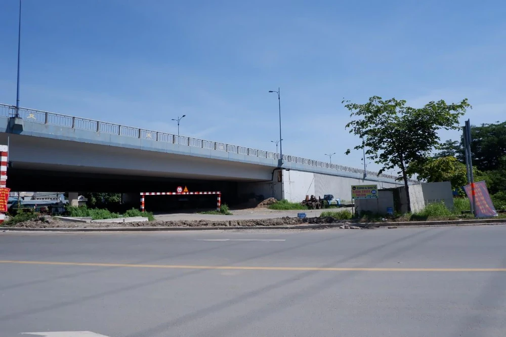 Trước đó, ô tô được phép rẽ trái để đi lên cầu Rạch Chiếc. Ảnh: ĐT.