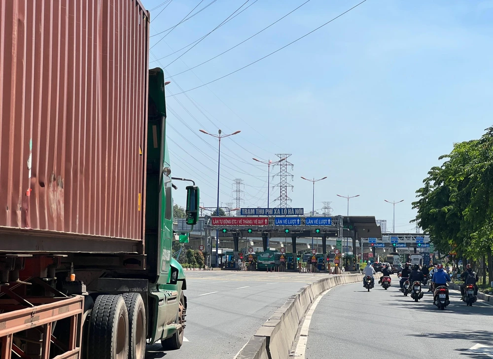UBND TP.HCM yêu cầu nhà đầu tư khẩn trương lắp đặt thiết bị thu phí điện tử không dừng đối với các làn thu phí còn lại. Ảnh: ĐT.