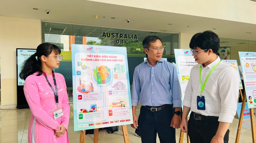 Hai sinh viên đạt giải nhất đang trao đổi với ông Bùi Trung Kiên, Phó Tổng Giám đốc Tổng Công ty Điện lực TP.HCM - trong cuộc thi "Sinh viên chung tay tiết kiệm điện". Ảnh: ĐT.