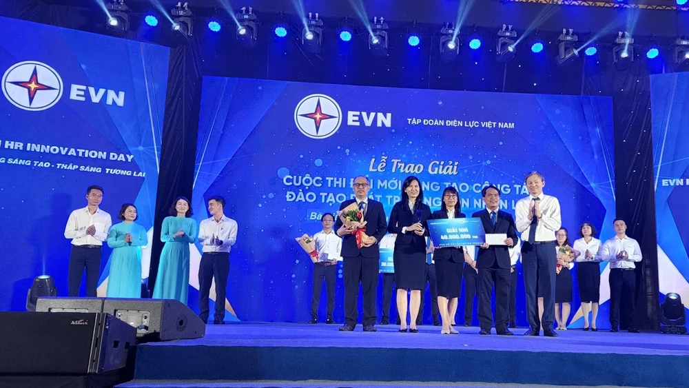 Tổng giám đốc EVN Trần Đình Nhân trao giải Nhì cuộc thi “Ý tưởng sáng tạo công tác đào tạo phát triển nguồn nhân lực EVN” cho đội thi EVNHCMC. Ảnh: Ngọc Thuận.