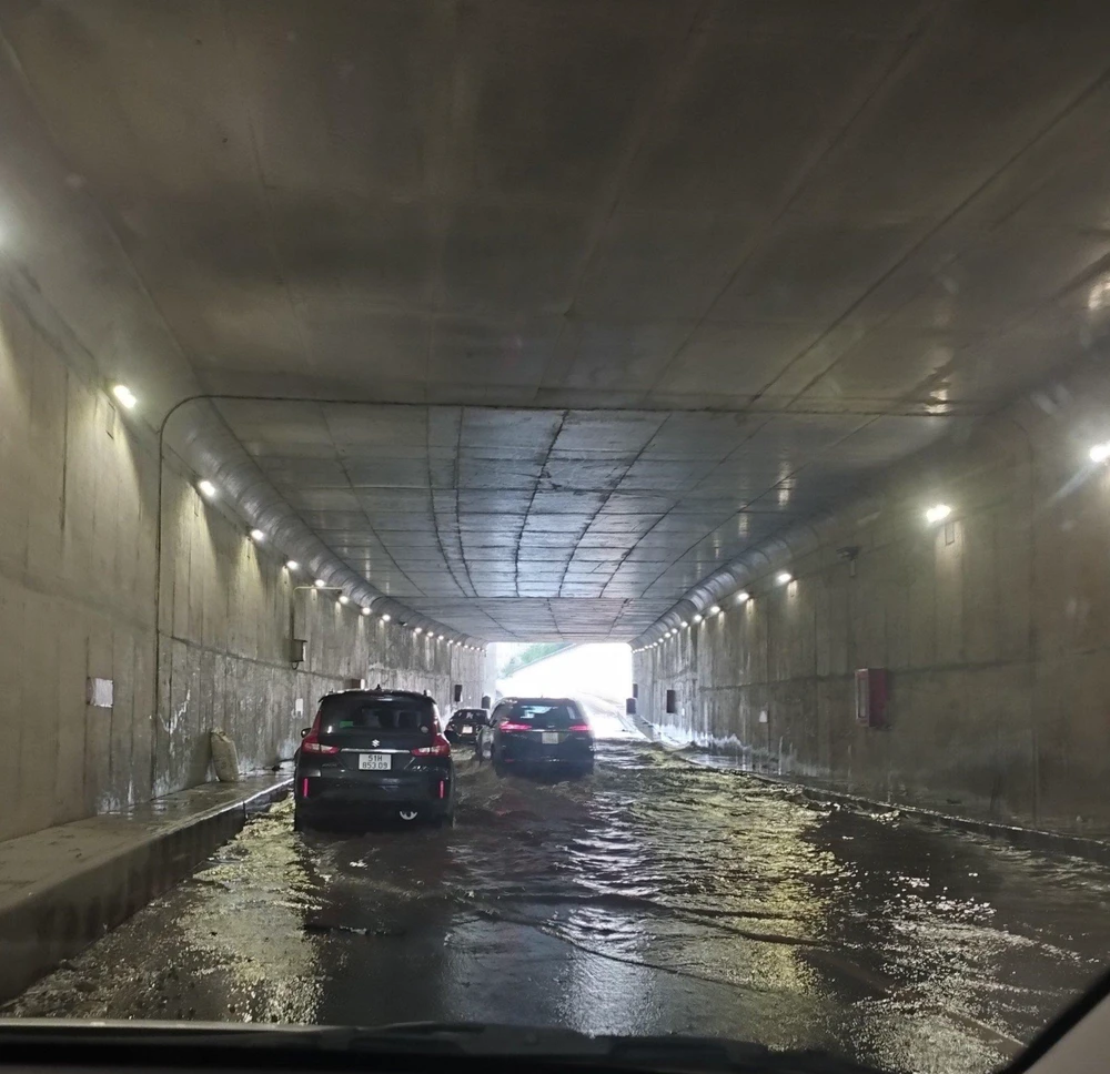 Ô tô bị ngập nặng ở hầm chui An Sương. Ảnh: Quỳnh Danh.