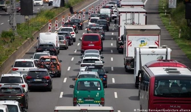 EU cấm bán ô tô đốt trong vào năm 2035. Ảnh: Theo Motorauthority