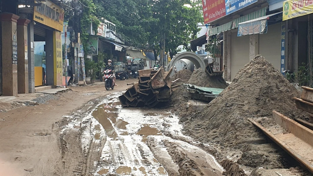 Người dân phải chịu cảnh lầy lội, bụi... dù dự án chỉ còn khoảng 100m.