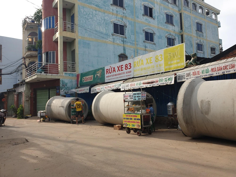 Ống cống chắn ngang nhà dân.