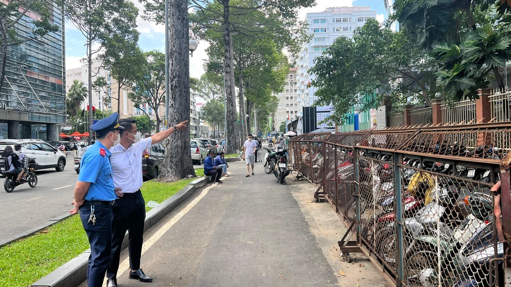 GTVT TP.HCM đề nghị Bệnh viện Răng Hàm Mặt TP.HCM hoàn trả vỉa hè theo nguyên trạng. Ảnh: ĐT.