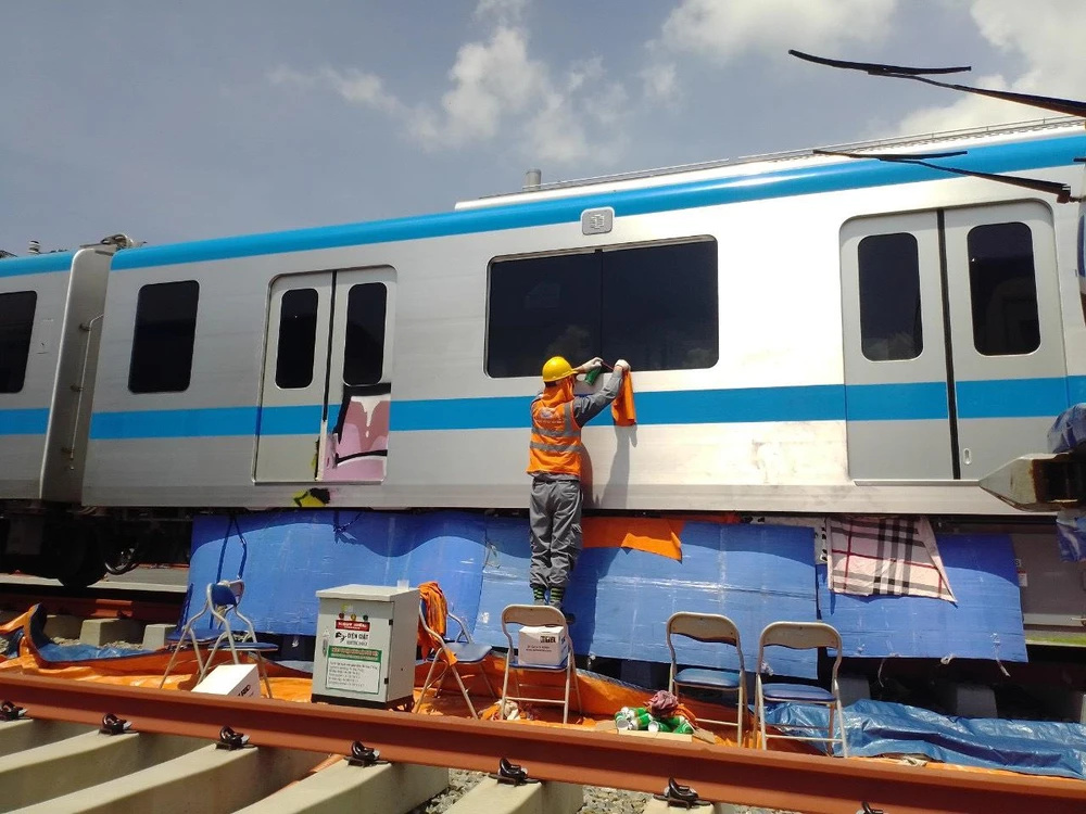 Tàu metro số 1 đã được tẩy rửa. Ảnh: MAUR.