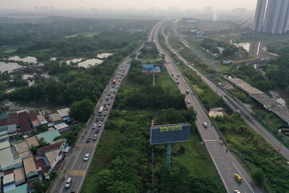 UBND TP.HCM sẽ rà soát các trụ quảng cáo trái phép nằm trên hành lang đất giao thông. Ảnh: ĐT UBND TP.HCM sẽ rà soát các trụ quảng cáo trái phép nằm trên hành lang đất giao thông. Ảnh: ĐT