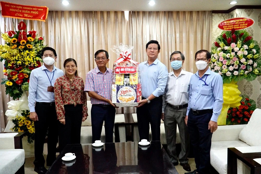 Quận uỷ, UBND quận 4 tới thăm báo Pháp Luật TP.HCM. Ảnh: BẢO PHƯƠNG