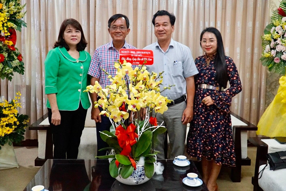 Đại diện Thành uỷ, HĐND, UBND TP Thủ Đức thăm báo Pháp Luật TP.HCM. Ảnh: BẢO PHƯƠNG