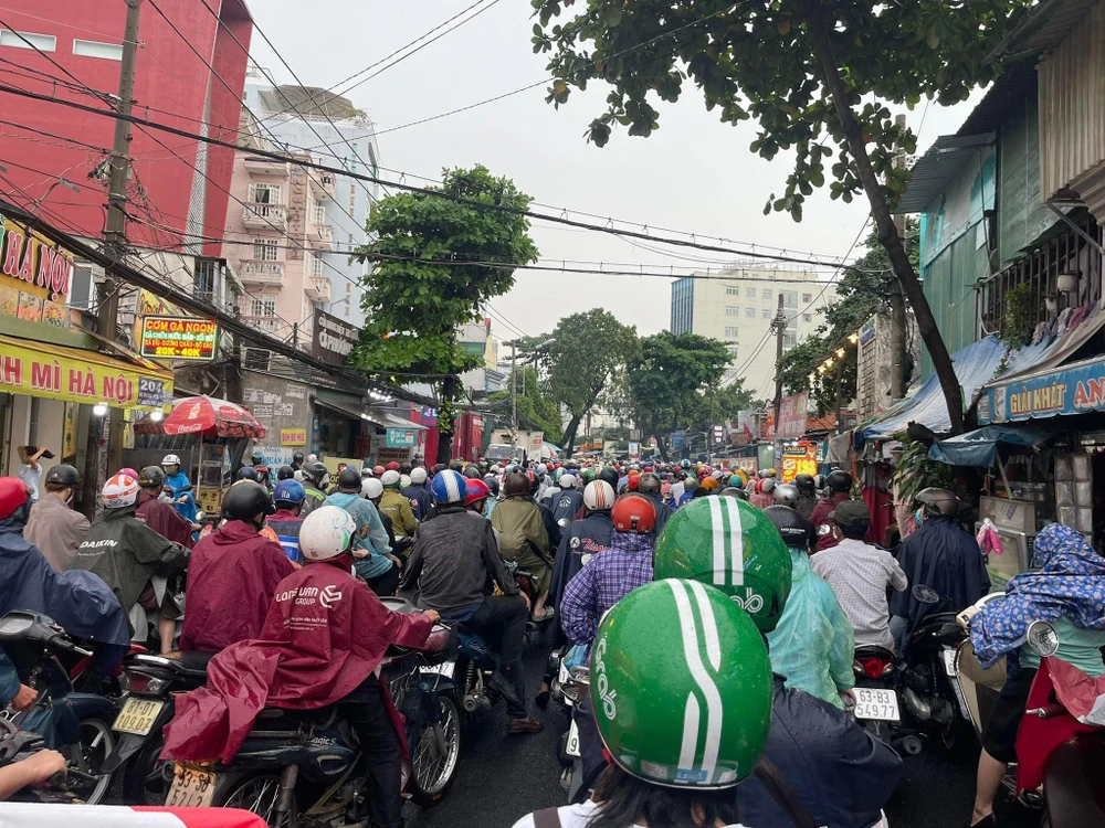 Tuyến đường Xô Viết Nghệ Tĩnh (Bình Thạnh) cũng xảy ra tình trạng kẹt xe kéo dài đến Quốc lộ 13. Ảnh: Lê Sơn.