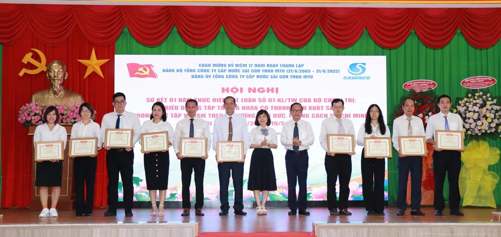 SAWACO đã biểu dương 134 tập thể, cá nhân tiêu biểu trong học tập và làm theo tư tưởng, đạo đức, phong cách Hồ Chí Minh. Ảnh: V.Bích.