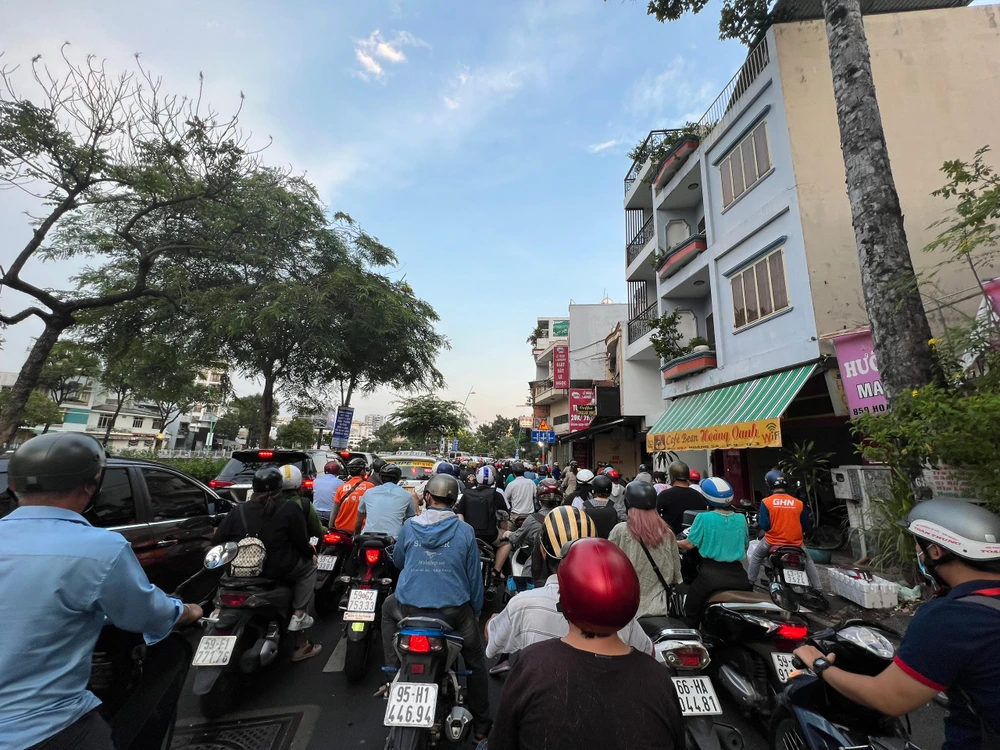 Đường Hoàng Sa, quận 3 cũng kẹt xe kéo dài. Ảnh: ĐT.