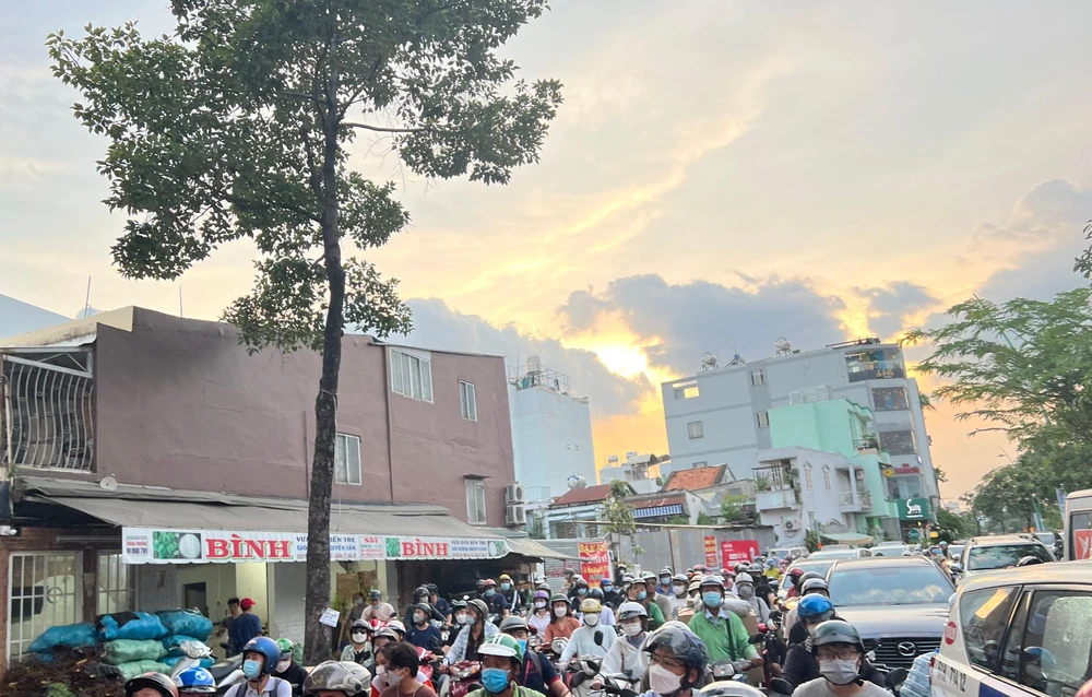 Các phương tiện phải nhúc nhích từng chút một, thậm chí mất khoảng 20-30 phút mới qua được điểm kẹt. Ảnh: ĐT.