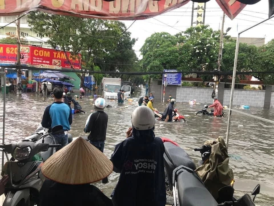 Hình ảnh ngập trên đường Đỗ Xuân Hợp, TP Thủ Đức. Ảnh: Tôi là dân Quận 9.