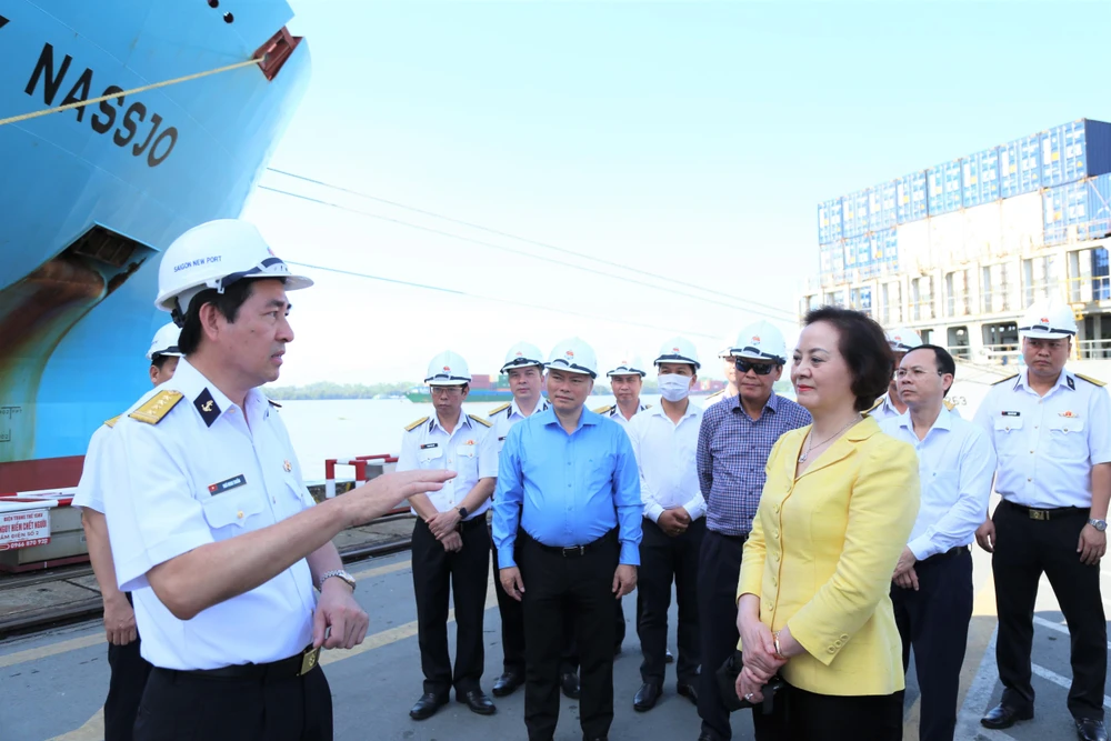 Đại tá Ngô Minh Thuấn, Tổng Giám đốc Tổng công ty Tân Cảng Sài Gòn báo cáo kết quả sản xuất kinh doanh với bà Phạm Thị Thanh Trà và đoàn công tác. CÔNG HOAN.