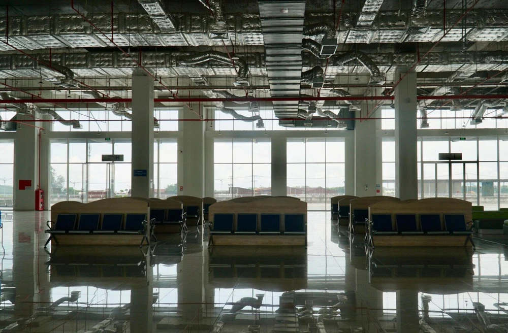 Các băng ghế vắng bóng hành khách. Ảnh: BẢO PHƯƠNG.