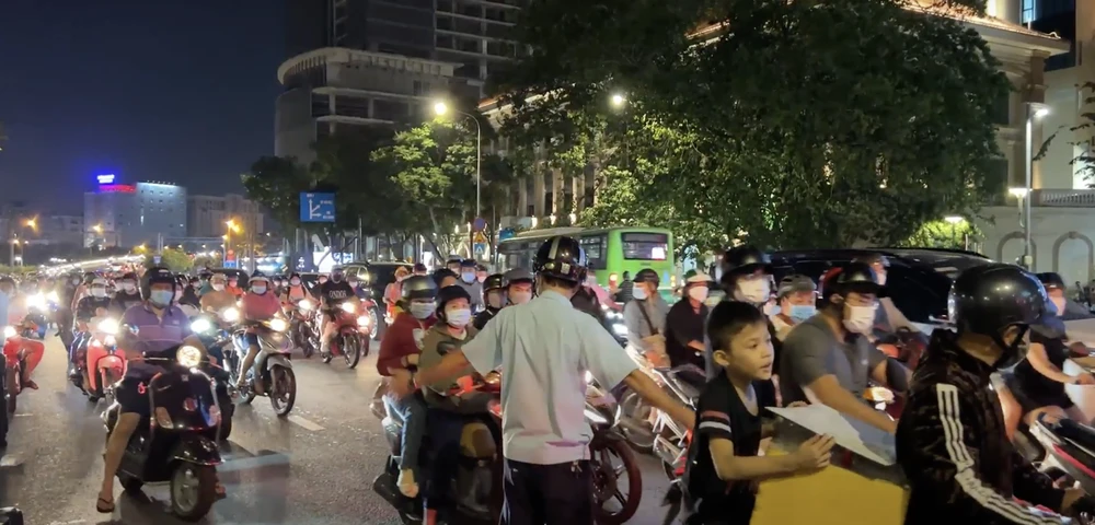 Khu vực này thường xuyên kẹt xe, tập trung đông người. Ảnh: HUỲNH THƠ. Khu vực này thường xuyên kẹt xe, tập trung đông người. Ảnh: HUỲNH THƠ.