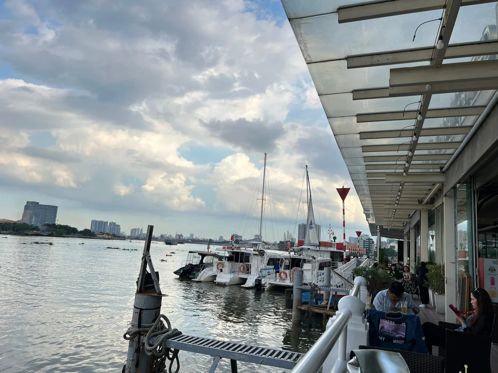 Bến tàu cao tốc TP.HCM - Vũng Tàu (ở khu vực bến Bạch Đằng) không có điểm trông giữ xe máy. Ảnh: ĐT. Bến tàu cao tốc TP.HCM - Vũng Tàu (ở khu vực bến Bạch Đằng) không có điểm trông giữ xe máy. Ảnh: ĐT.