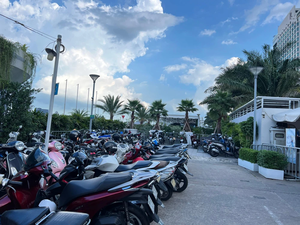 Chỉ những người đi buýt sông mới được gửi xe ở bãi giữ xe ở bến Bạch Đằng. Ảnh: ĐT. Chỉ những người đi buýt sông mới được gửi xe ở bãi giữ xe ở bến Bạch Đằng. Ảnh: ĐT.