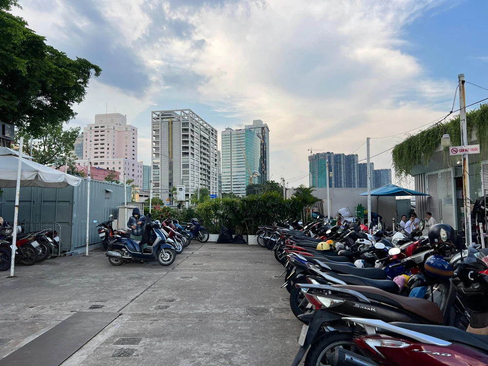 Bãi giữ xe đã có khoảng trống nhiều hơn so với trước đó. Ảnh: ĐT. Bãi giữ xe đã có khoảng trống nhiều hơn so với trước đó. Ảnh: ĐT.