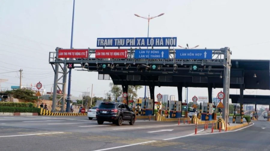 Các đơn vị đang nỗ lực triển khai dán thẻ thu phí không dừng. Ảnh: ĐT.