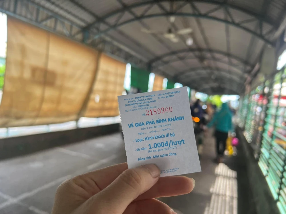 Hiện giá vé cho người đi bộ và đi xe đạp vẫn là 1.000 đồng/người. Ảnh: ĐT.