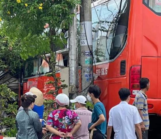 Xe khách Phương Trang lao vào quán cà phê ven đường khiến 1 người tử vong. Ảnh: CTV