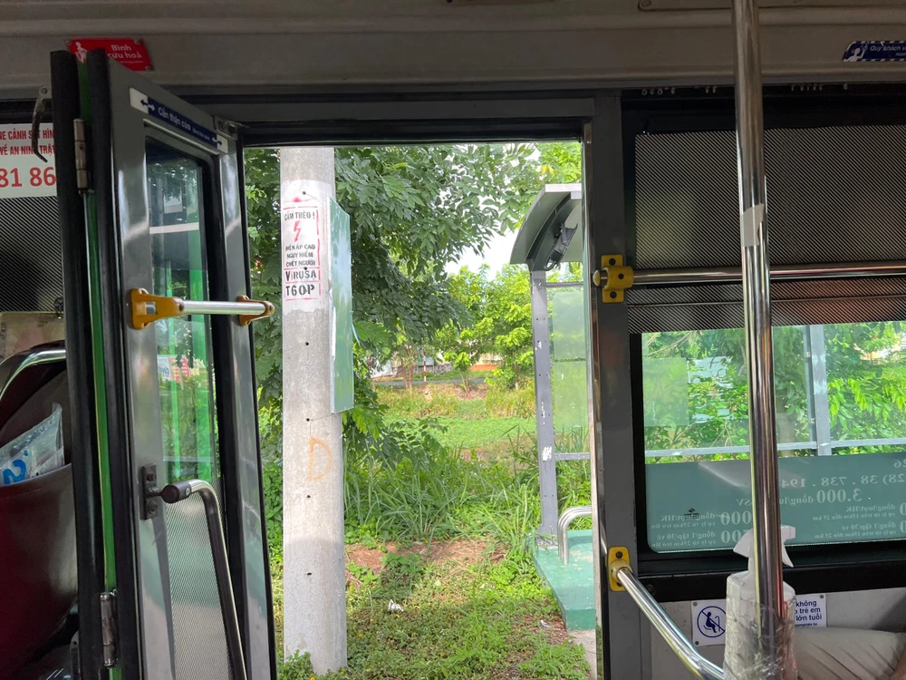 Xe buýt dừng trạm để check camera dù không có khách là sai quy định. Ảnh: ĐT.