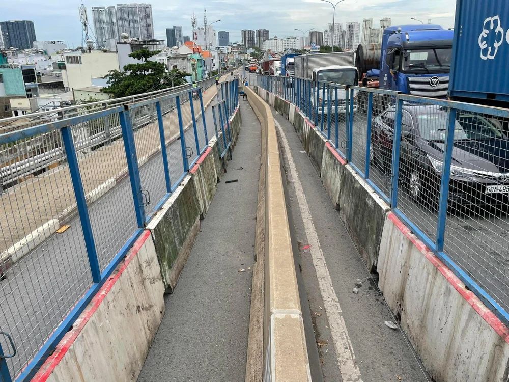 Nhà thầu đã bắt đầu rào chắn để đảm bảo an toàn giao thông. Ảnh: NQ.