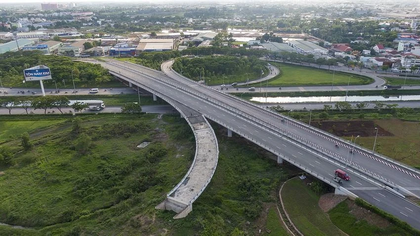 Nút giao với Quốc lộ 1 - Võ Văn Kiệt đang trong tình trạng thi công đứt quãng. Ảnh: Nguyệt Nhi.