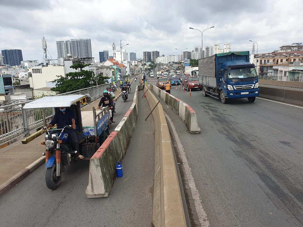 Nhà thầu cũng tăng cường thi công 24/24 trong vòng 3 tháng, cố gắng đạt thời gian nhanh nhất có thể để xử lý xong hạng mục thi công. Ảnh: NQ.