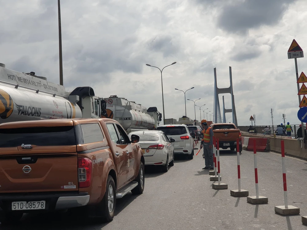 Lượng phương tiện đi lại rất đông trong ngày 2-7. Ảnh: NQ.