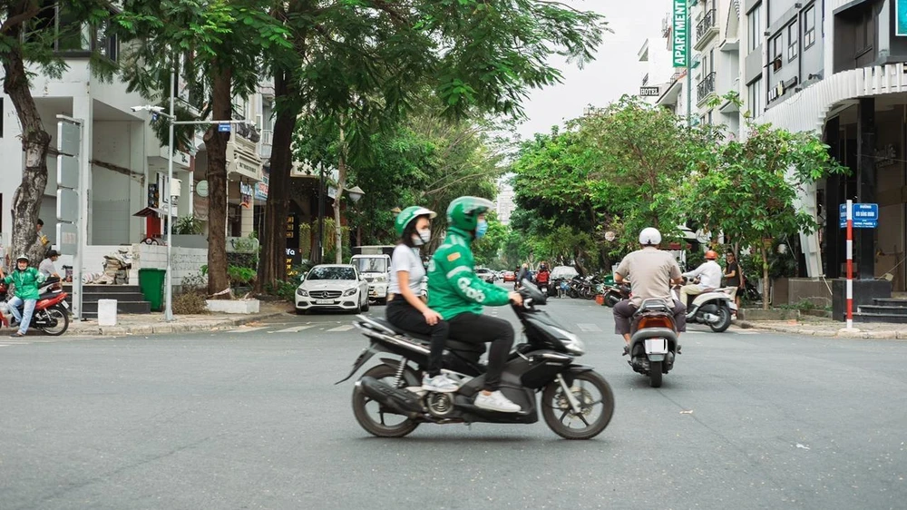 Grab triển khai nhiều phụ phí. Ảnh: CTV.