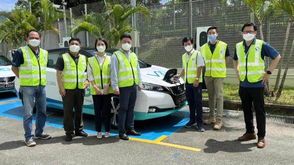 Đoàn công tác EVNHCMC tham quan mô hình Vehicle go Grid (V2G) của SP Group.