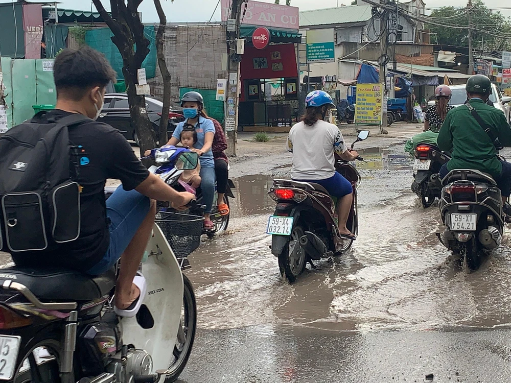 Tuyến đường có nhiều ổ voi, ổ gà và các điểm ngập. Ảnh: ĐT.