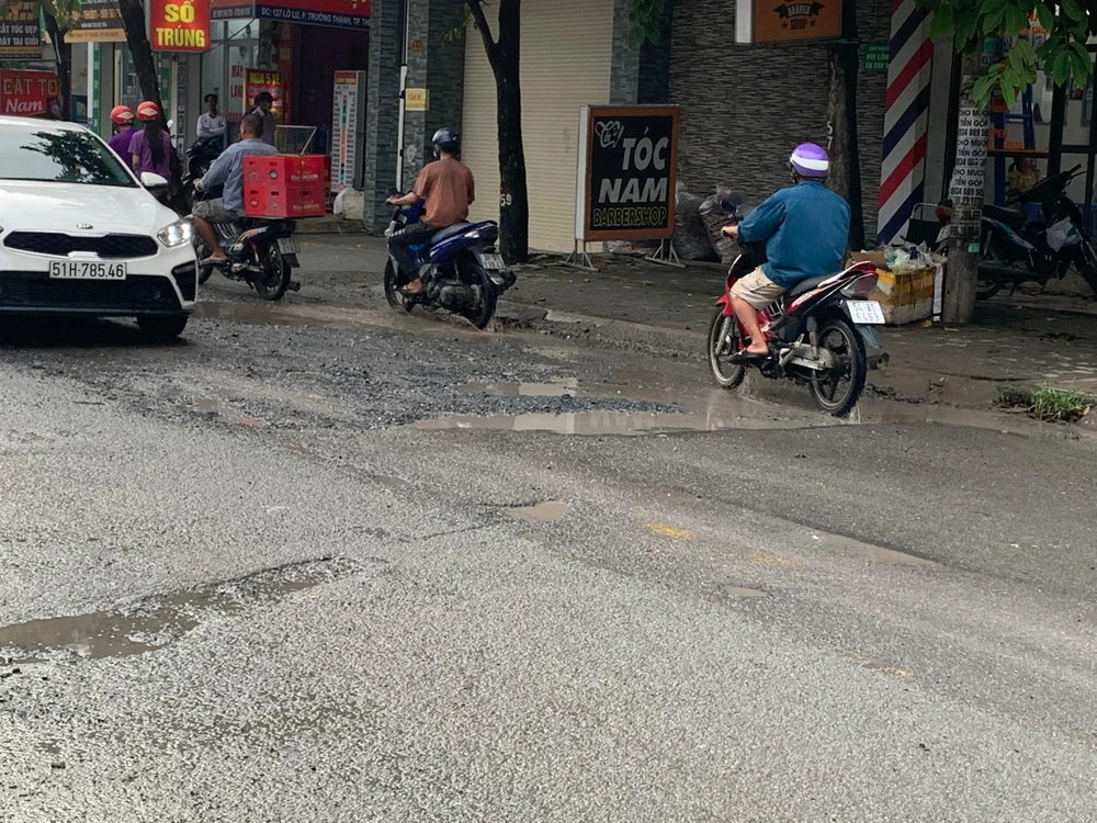 Nhiều năm nay, tuyến đường chưa được mở rộng, nâng cấp như kế hoạch. Ảnh: ĐT.