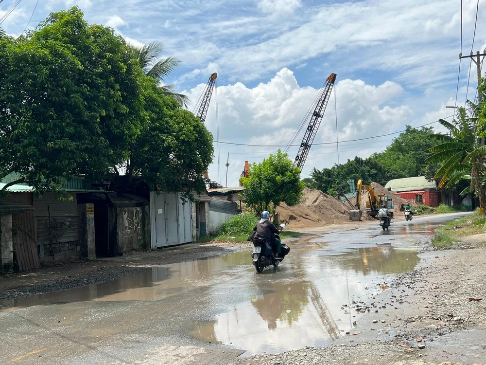 Người dân trong khu vực mong muốn tuyến đường sớm hoàn thành. Ảnh: ĐT.