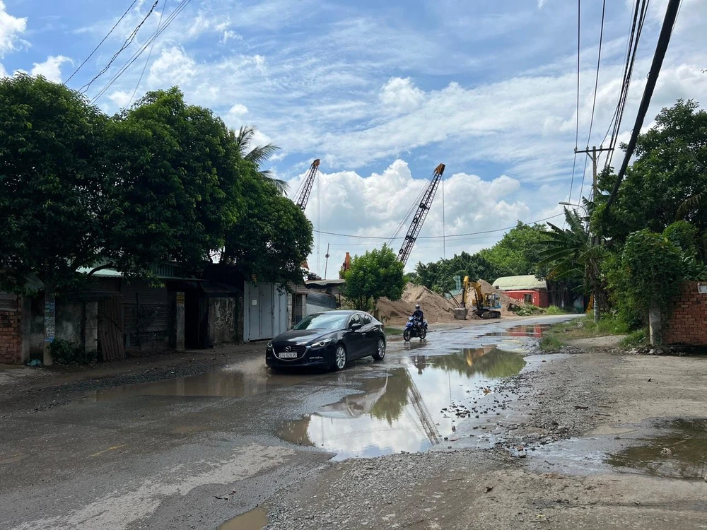 Dù nắng, tuyến đường này vẫn ngập. Ảnh: ĐT.