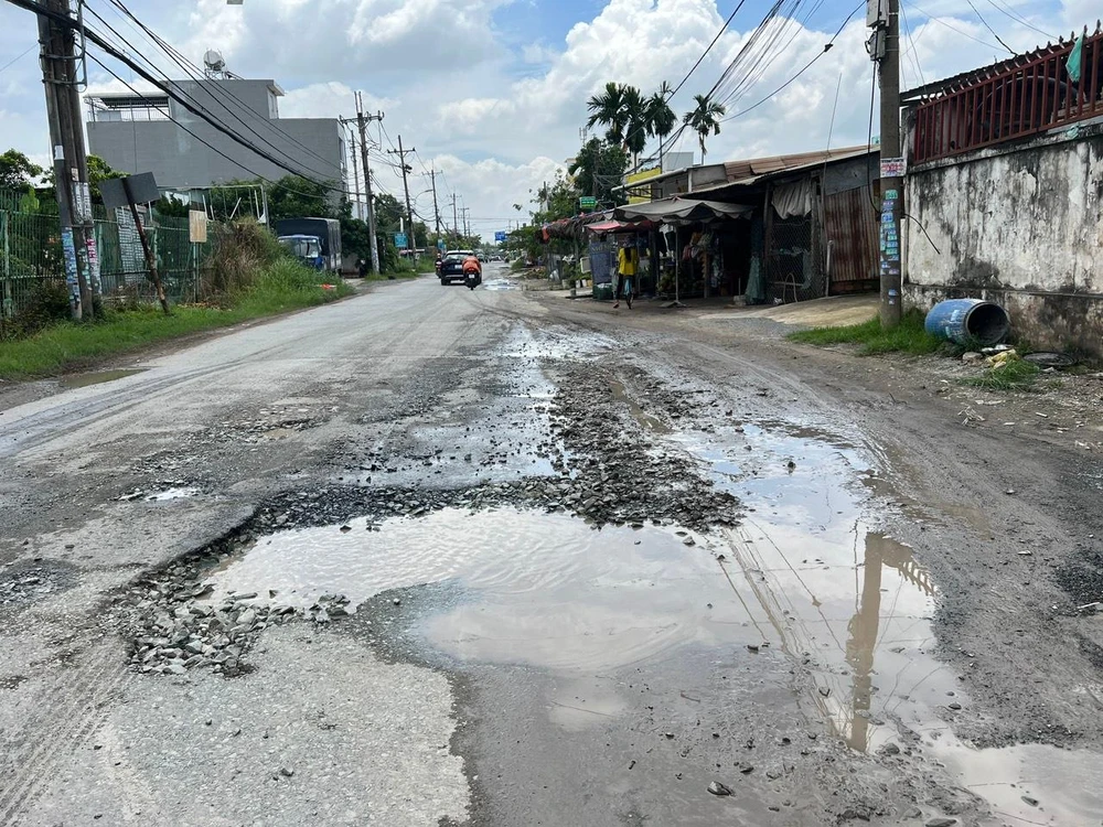 Các hố lớn trên đường khiến người dân đi lại khó khăn. Ảnh: ĐT.