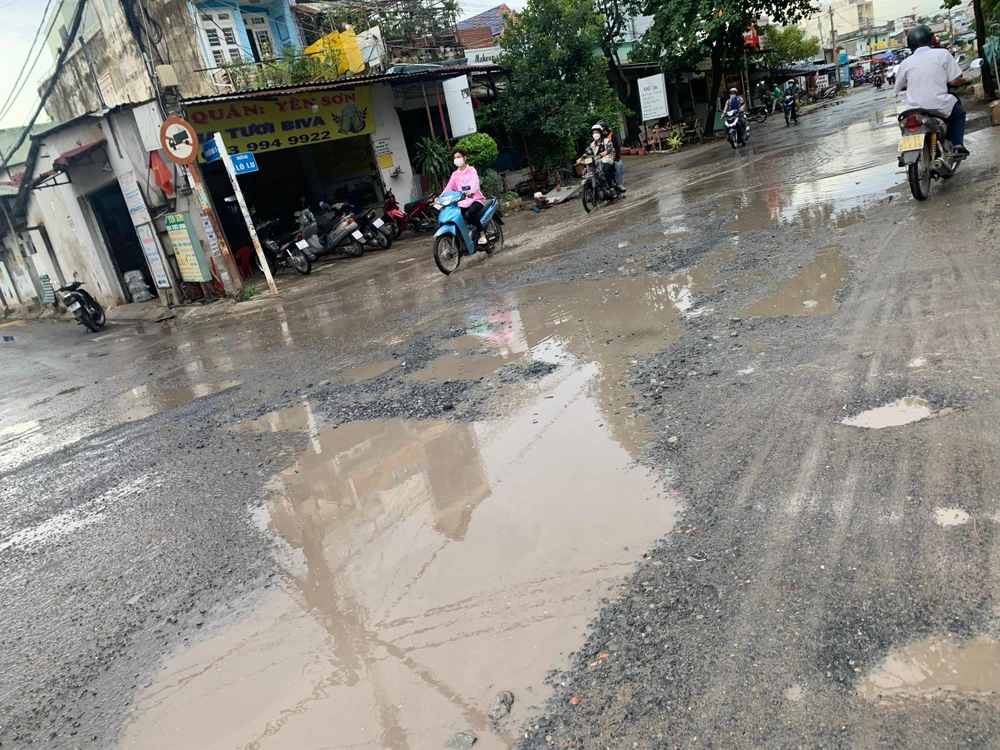 Đường Lò Lu có nhiều ổ voi, ổ gà . Ảnh: ĐT.