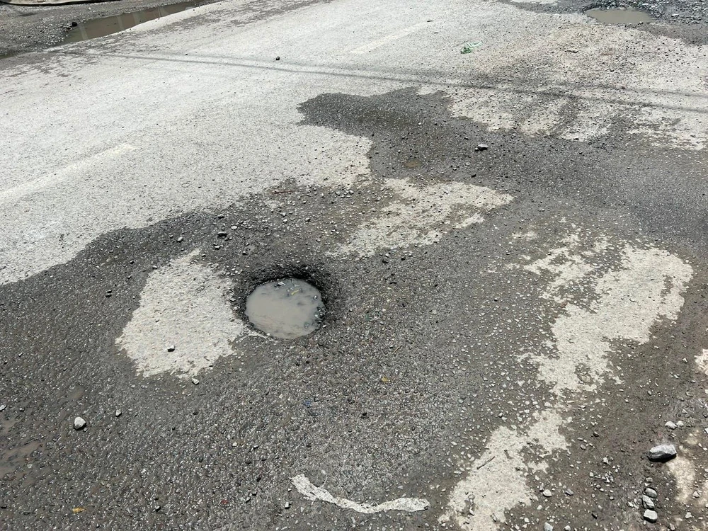 Ngoài ra, trên đường còn xuất hiện nhiều hố nhỏ. Ảnh: ĐT.