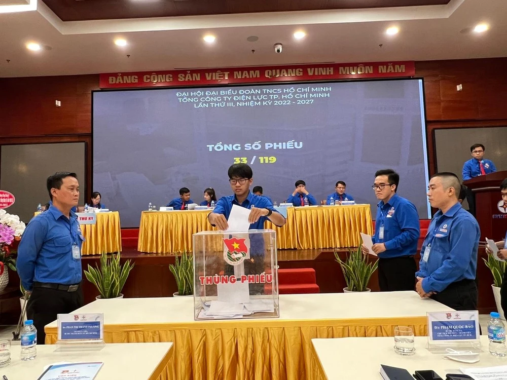 Các đoàn viên bỏ phiếu Đại hội Đại biểu đoàn TNCS Hồ Chí Minh, Tổng công ty Điện lực TP.HCM, lần thứ III, nhiệm kỳ 2022 - 2027. Ảnh: TN.