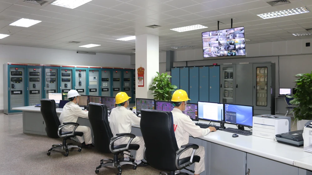 Nhân viên vận hành giám sát thông số vận hành nhà máy và lưới điện.