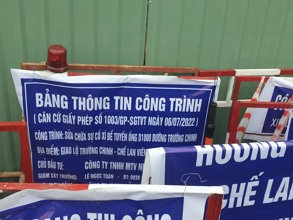 Dự án thi công trên giao lộ Trường Chinh - Chế Lan Viên đã gây nên tình trạng kẹt xe. Dự án thi công trên giao lộ Trường Chinh - Chế Lan Viên đã gây nên tình trạng kẹt xe.