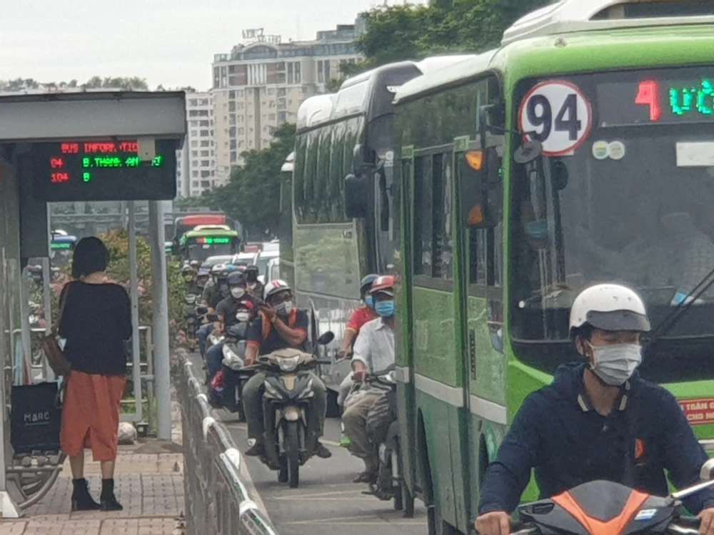 Dòng xe máy len lỏi giữa những làn ô tô. Dòng xe máy len lỏi giữa những làn ô tô.