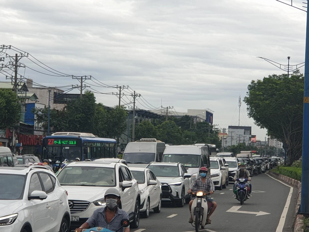 Dòng xe ô tô nối đuôi nhau di chuyển trên đường Trường Chinh. Dòng xe ô tô nối đuôi nhau di chuyển trên đường Trường Chinh.