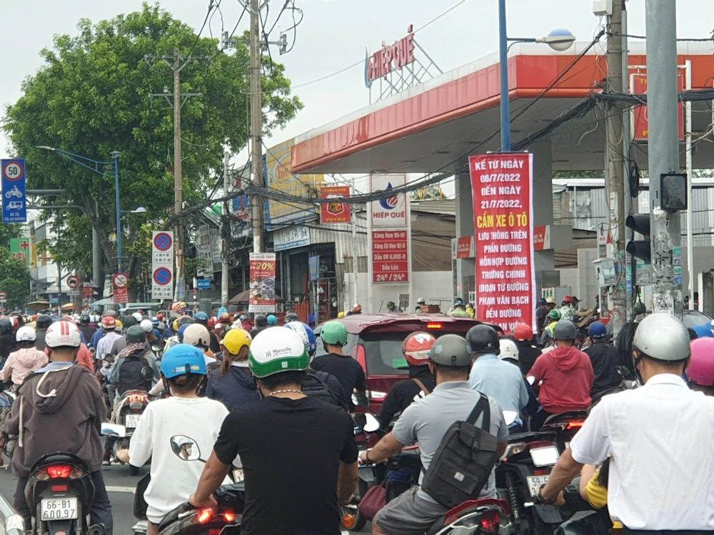 Tình trạng kẹt xe kéo dài hơn 1 giờ đồng hồ. Tình trạng kẹt xe kéo dài hơn 1 giờ đồng hồ.